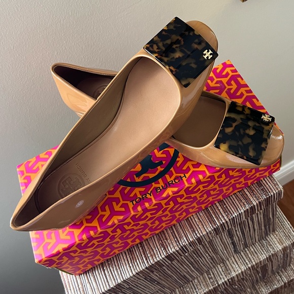 NWT TORY BURCH Patent Leather Tan Flats with Tortoise Detail. Size 9 - Picture 2 of 11